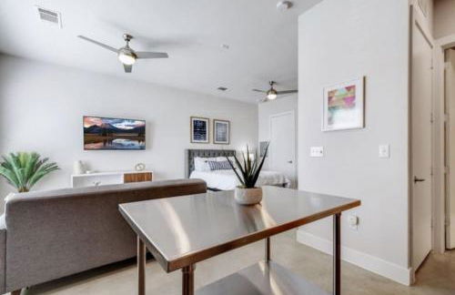 Vibrant Downtown Studio Wifi Pool Gym - Photo 16