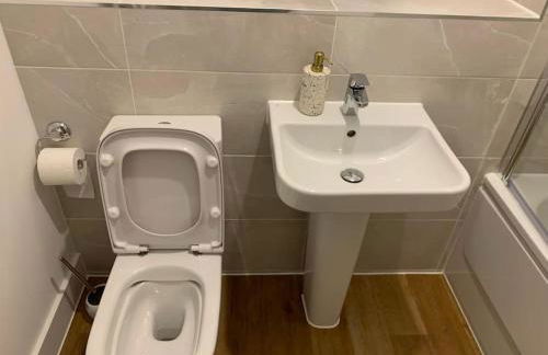 Spacious Entire 4 Bed House With 2 Free Parking Bays Early Check-in Late Check- Out Allowed - Foto 26