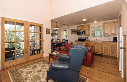 Lovely Cottage Retreat in Texas Hill Country with Cypress Creek Views near Hamilton Pool - Foto 12