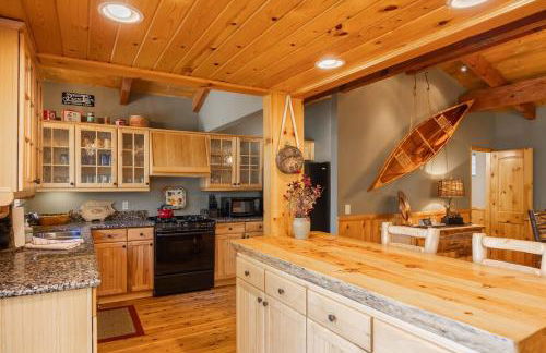 Ultimate Lakeview Lodge and ON THE LAKE! with a Hot-Tub! - Foto 29