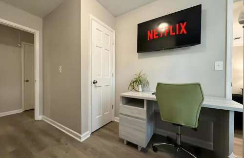 King Bed! Soaking tub! Fenced Yard w Screen Patio - Foto 32