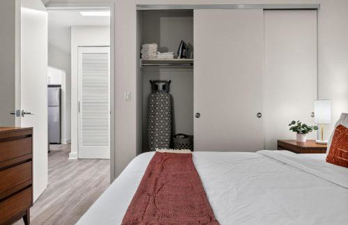 FiDi 1 BR w Work Setup by Anyplace - 11729 - Foto 16