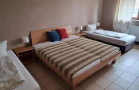 Basecamp 60 am Waldrand - für Gruppen Familien Monteure - helles 2-Zimmer-Souterrain - Frankfurt, Hanau, Gießen - kostenlose Parkplätze - Foto 4