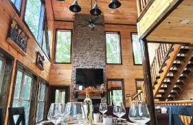 Luxe Cabin with Game Room, Hot Tub & Firepit - Foto 13