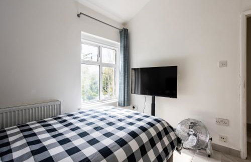 4 bedroom house with Garden, Parking & 3 mins Walking Distance from Train Station - Photo 43