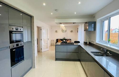 5 Bedroom detached House near Edinburgh Airport, City center and Murrayfield Stadium - Photo 1