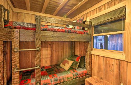 Couples Treehouse Retreat with Hot Tub and Views - Foto 22