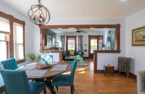 Charming 1920s Retreat Modern Kitchen 5 minutes to Dining and Med District - Foto 3