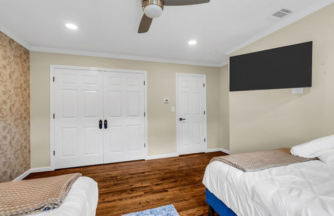 Family Retreat With Autumn Views and Fireplace - Photo 37