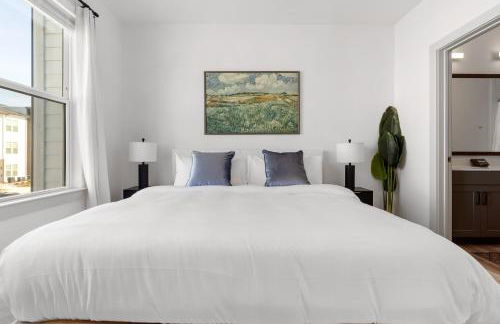 Elevated Contemporary 2BR 2BA with Balcony - Foto 27