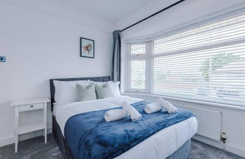 Classic 4 Bedroom House in Wirral with WiFi & Parking Sleeps 9 by PureStay - Foto 46