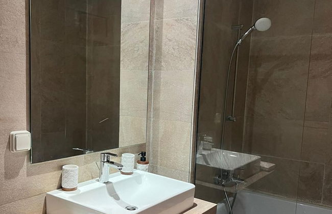 2 Bed Apartment - Balcony, Parking, Wifi - Photo 10