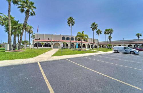 Deck and Pool Access Long Island Village Escape! - Foto 29