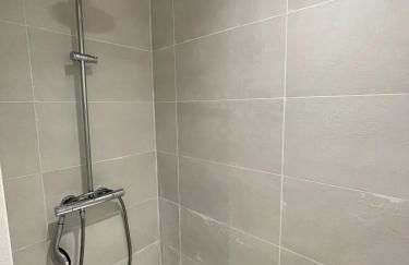 BERGERIE PLAGE Entièrement rénové Prestations Premium Baignoire Balnéo Clim Vue Piscine et parc - Foto 9