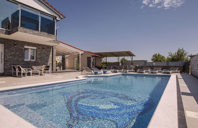 Modern Villa With Private Pool Consisting of 2 Apartments Near the Beach - Photo 23