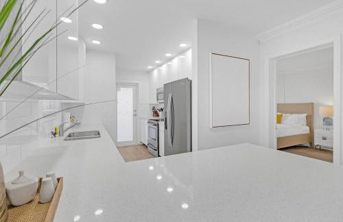 Waterfront Oasis 2BR 2BA with Pool, Gym, Balcony & Parking - Foto 7