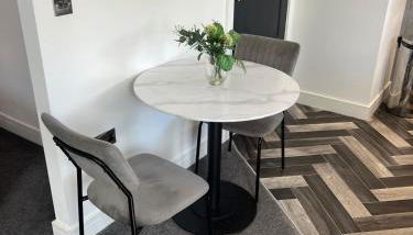 Affordable Serviced Apartment Perfect for Contractors in PE1 Short & Long Term Stays - Free WIFI - Free Parking - With Sofa Bed - Full Kitchen - Foto 2