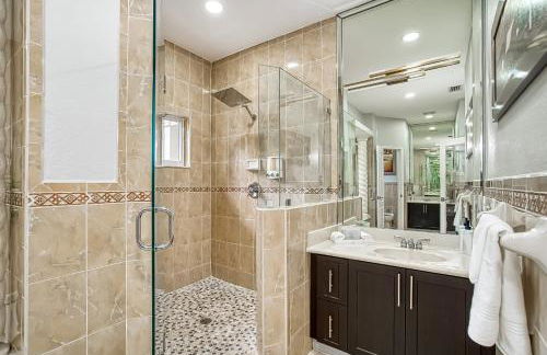 Luxury Tropical Living , 4BR w Backyard Pool Oasis - Foto 24