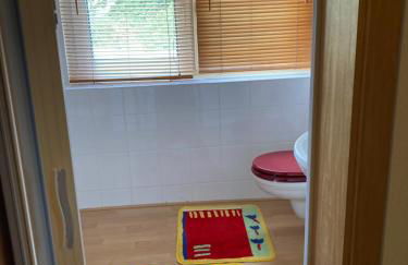 Ruhiges ganzes Apartment Self Check-in 45 m zwei Zimmer Groses Bad Badewanne Kochnische - Foto 4