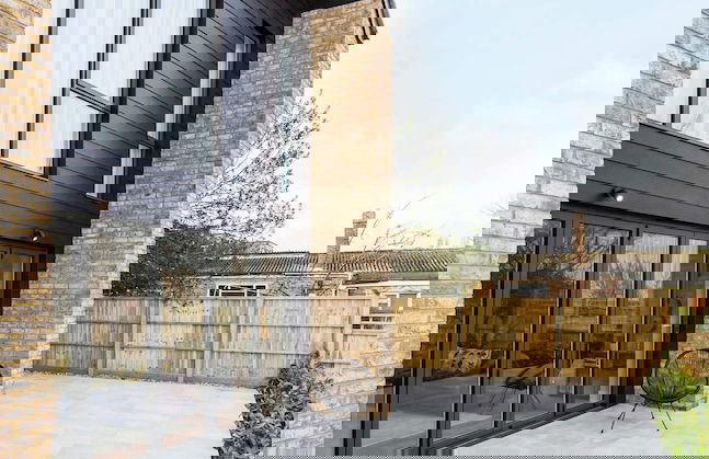 Stylish new Home With Parking - King Beds Garden - Foto 77