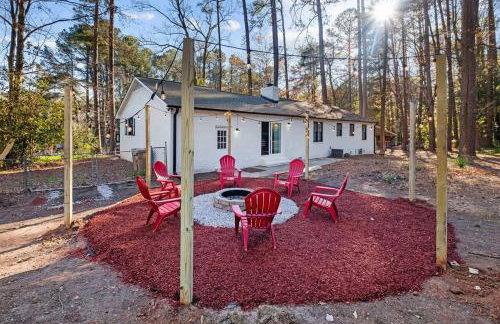Perfect cute home in Garner with firepit & king bed - Foto 28