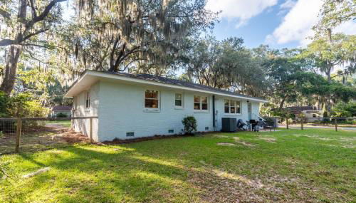 Refinished 3-BR Lowcountry Retreat - Foto 3