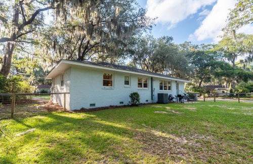 Refinished 3-BR Lowcountry Retreat - Foto 3