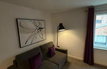 City Centre 4 Bedroom Apartment with Terrace Sleeps 10 by StaySavvy Accommodation - Foto 35