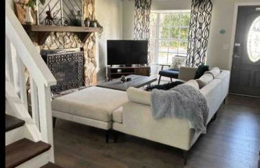 Central Perk Retreat | Heated Pool + Zoo 1 Block! - Foto 8