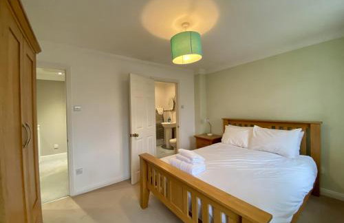 Beautiful 5 Bed 3 Bathroom Detached Family Home 8 - Photo 15