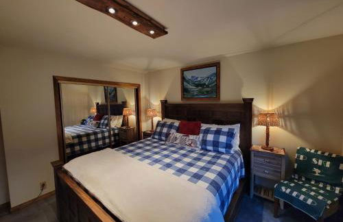 Four Seasons Getaway-Private Hot Spa with Pine Tree Views-Walk to Village and Pineknot Trailhead-Plus King Bed! - Photo 23