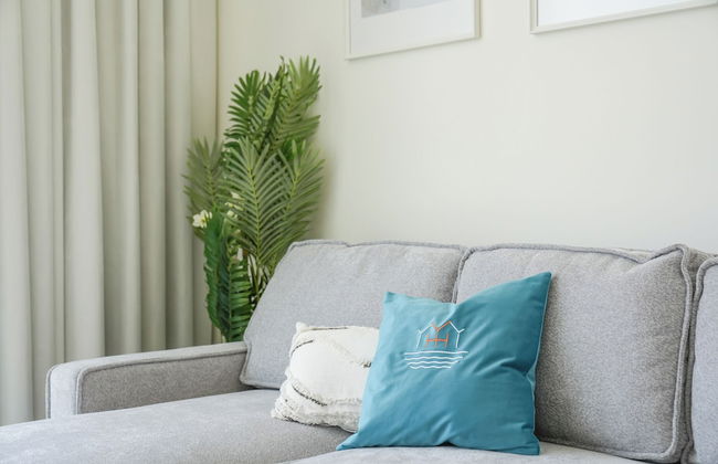 Yogi - Bright Apartment With Panoramic CityScape Views - Photo 11