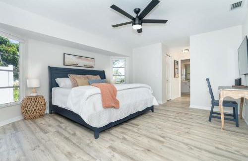 Beautiful Spacious Home! Close to Beaches - HEATED Private Pool - Foto 28