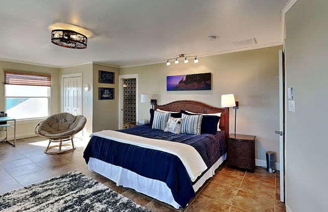 Lighthouse By the Sea - Photo 11