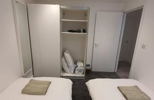 Daisy Lodge - Spacious Two Bed Flat - Parking, Netflix, WIFI - Close to Blenheim Palace & Oxford - F1 - Photo 24