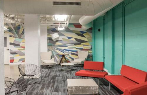 Stunning Downtown Studio with Rooftop Patio - Photo 17