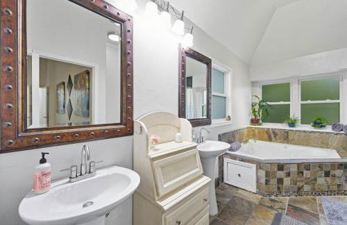 Luxe Family Escape with Games Hot Tub and Yard - Foto 41