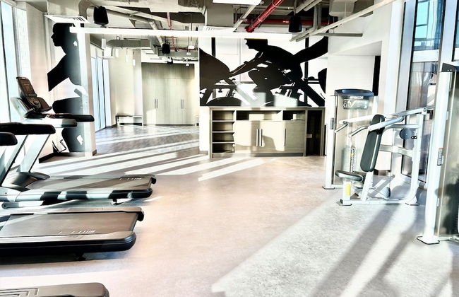 Elegant Stay: Balcony & Stunning Dubai Creek Views - Photo 27