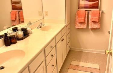 Beach perfect getaway 2 bedroom apartment - Foto 12
