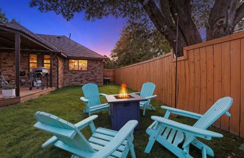 3-BD 2-BA Frisco Getaway - Backyard Patio BBQ - Foto 3