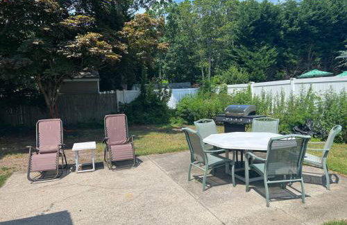 Stylish 3 BR Entire Home NearTown & Beach with Pool Table & King Bed - Foto 6