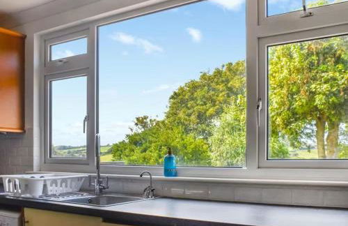 The Hideaway - Spacious 3 Bedroom Apartment - Photo 10