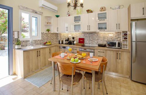 Ruby's summer house with spacious garden and free parking - Foto 8