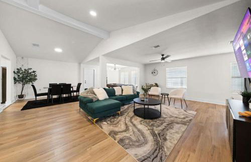 Spacious 6 Bed House near Airport, Pet-Friendly, Close to AFB - Photo 16