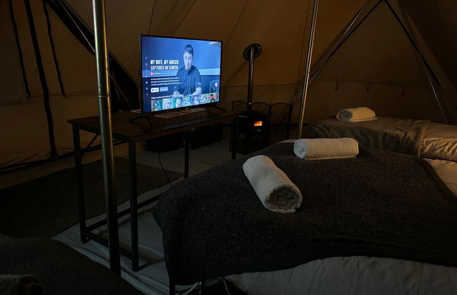 Cozy Winter Hot Tent With Log Burner, Tv & Hot tub - Photo 6