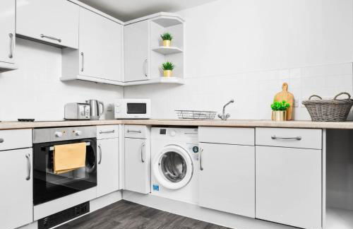 Three Bed House - Parking - Garden - Fast Wi-Fi 19LL - Foto 30