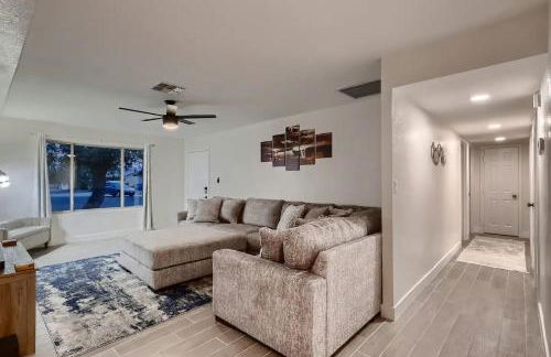 Peaceful Family Friendly 4 Bedroom Home with pool - Photo 3