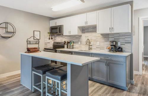 Newly Remodeled Top-floor Condo near Downtown Bend - Photo 14