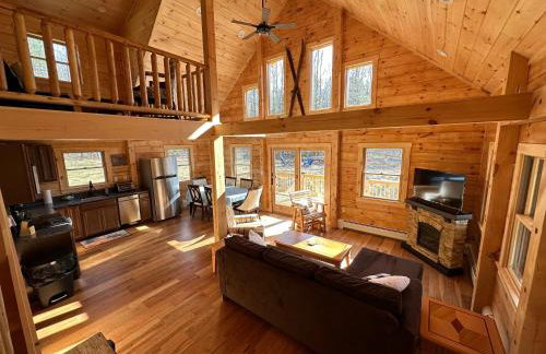 18HA Log home close to Franconia Notch privacy fire pit wifi pool gym passes - Foto 7