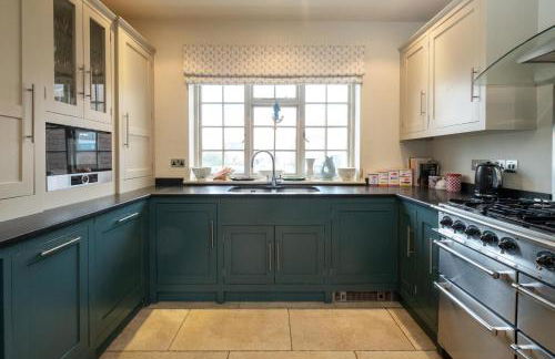 3 The Coastguards, Thorpeness - Only a stones throw from the Beach and very close to famous boating Meare, Country Club and Golf Club - Aldeburgh Coastal Cottages - Foto 6